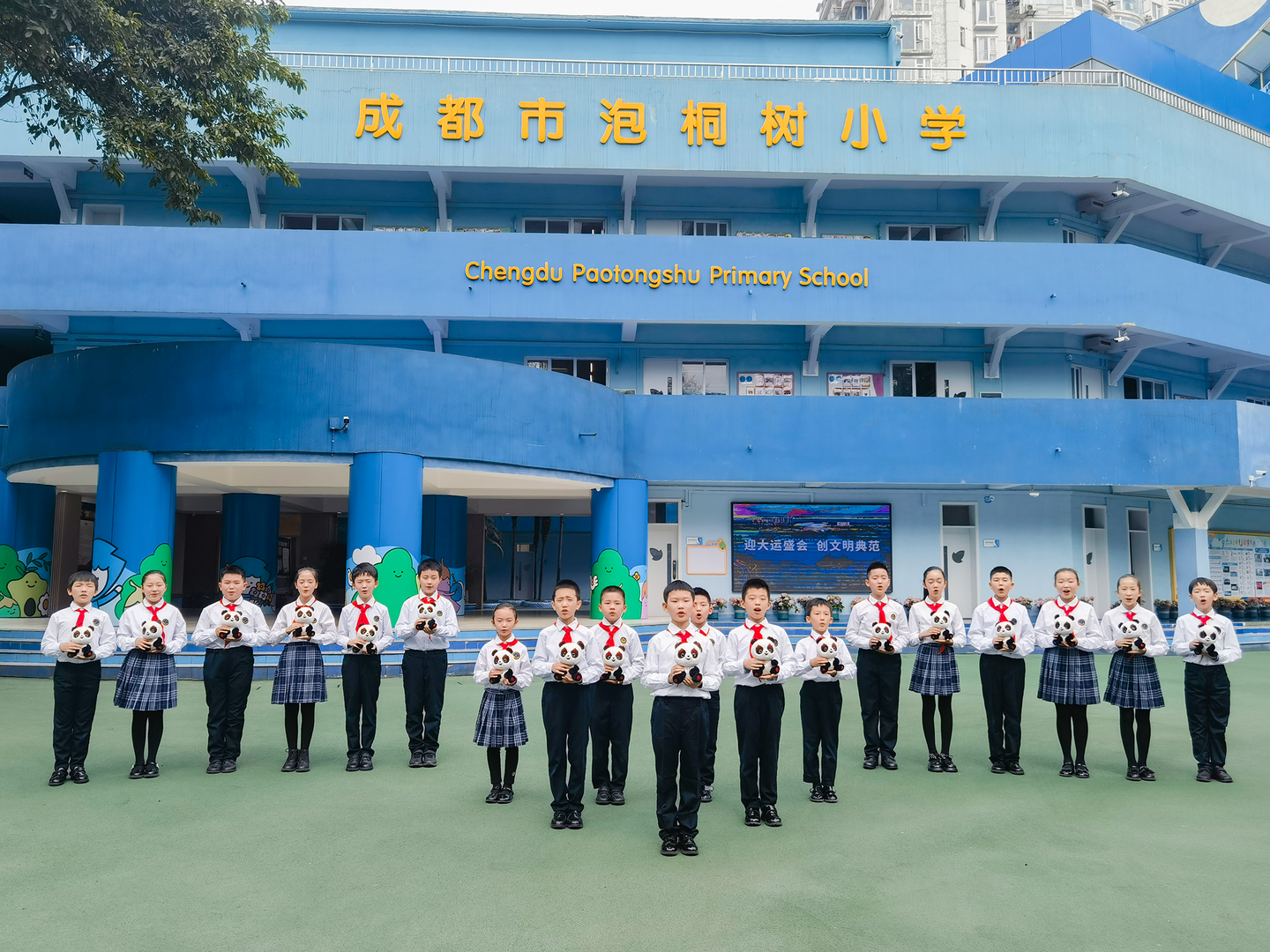 与此同时,千里之外的成都,来自成都市泡桐树小学的学生,也手持成都