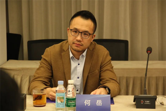 　　何岳总发表讲话