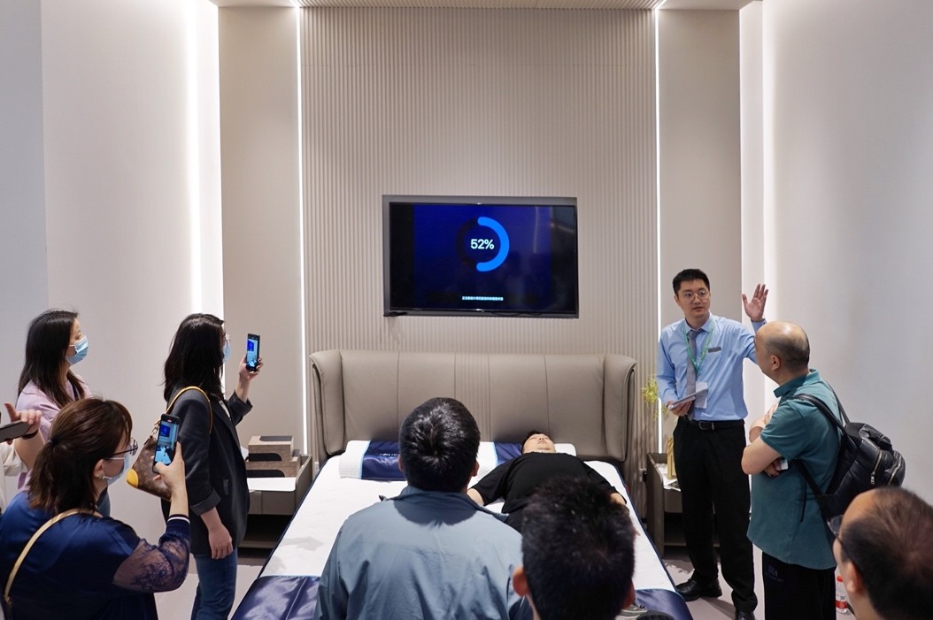 　　消费者在体验宜奥定制检测系统