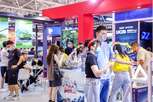 　　展商向买家介绍产品(资料图片)