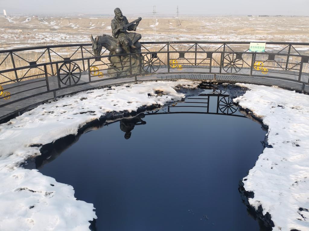 图为2月25日拍摄的黑油山一处油池. 新华社记者刘红霞 摄