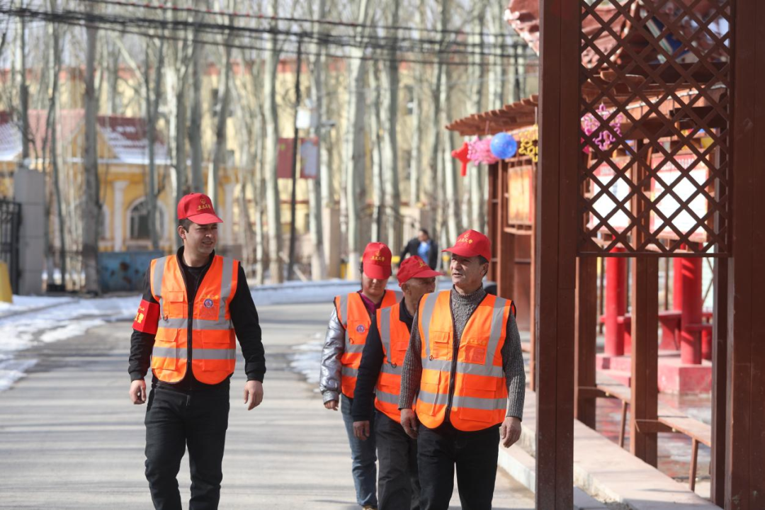 义警正在对辖区进行巡逻68赵玉波68摄