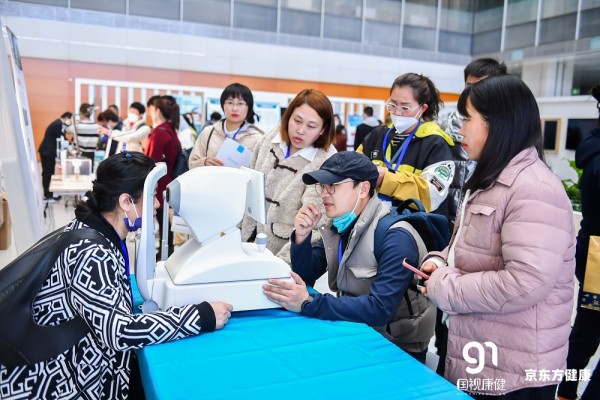 　　学员参观青少年近视防控4L解决方案展区