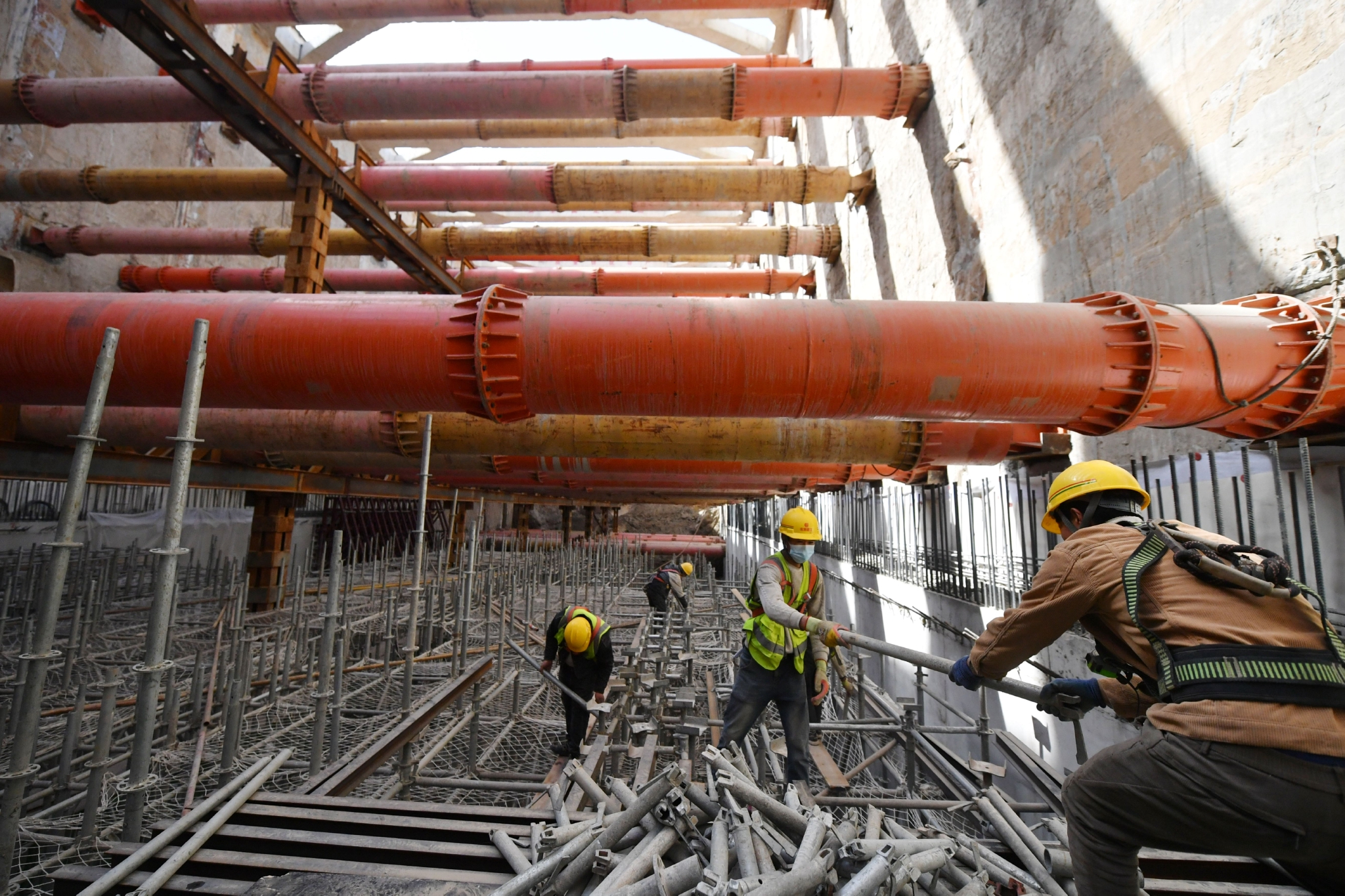 工人们正在搭建脚手架.新京报记者 王贵彬 摄