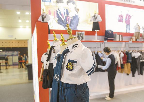 校服設計出新 進校卻道不易 - 新浪香港
