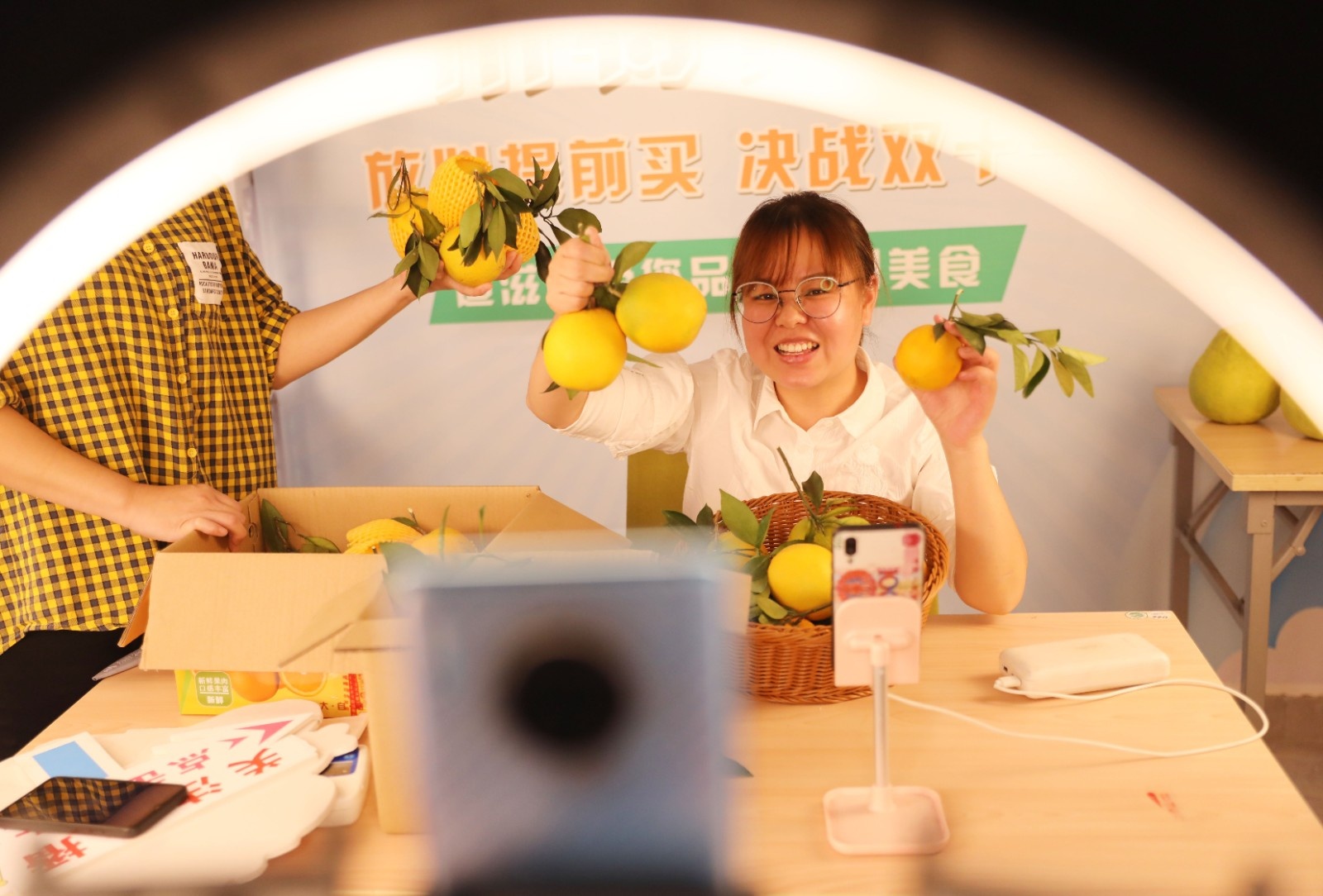某农产品电商企业主播在网络直播销售脐橙.(图片由cnsphoto提供)