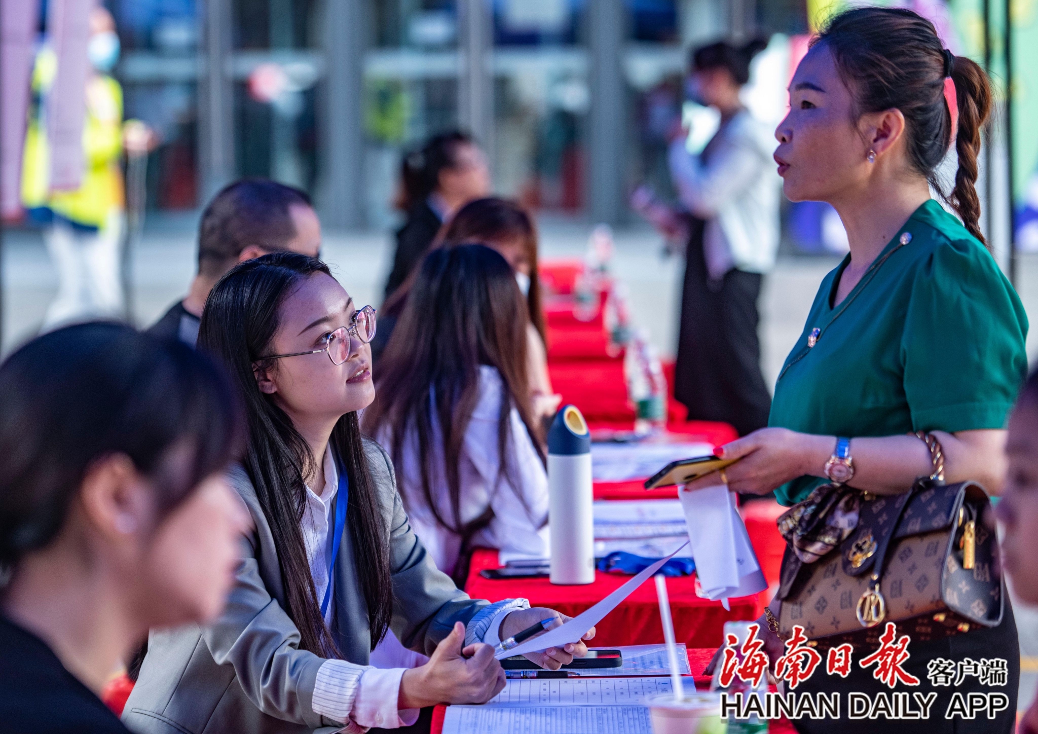 3月16日,在海南省琼海市,求职者在招聘会现场咨询应聘.