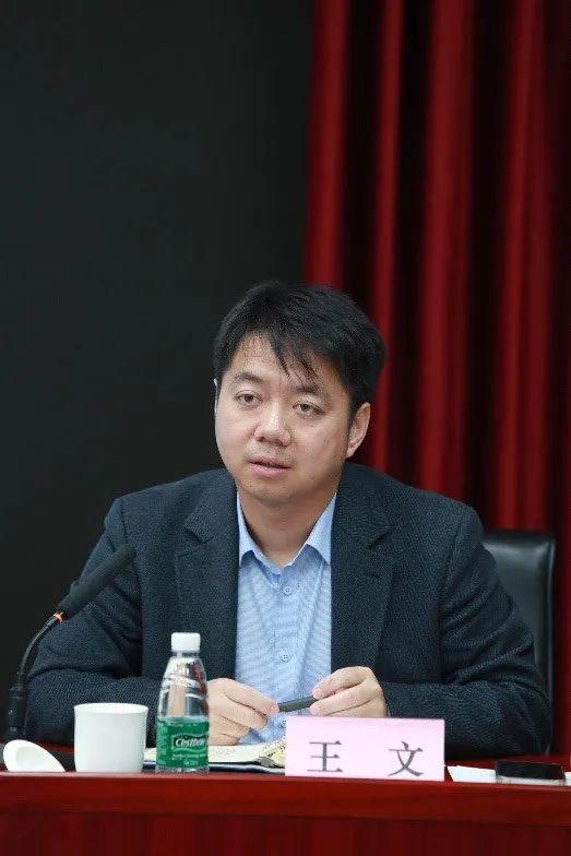 中国人民大学重阳金融研究院执行院长王文刘冬梅分享了