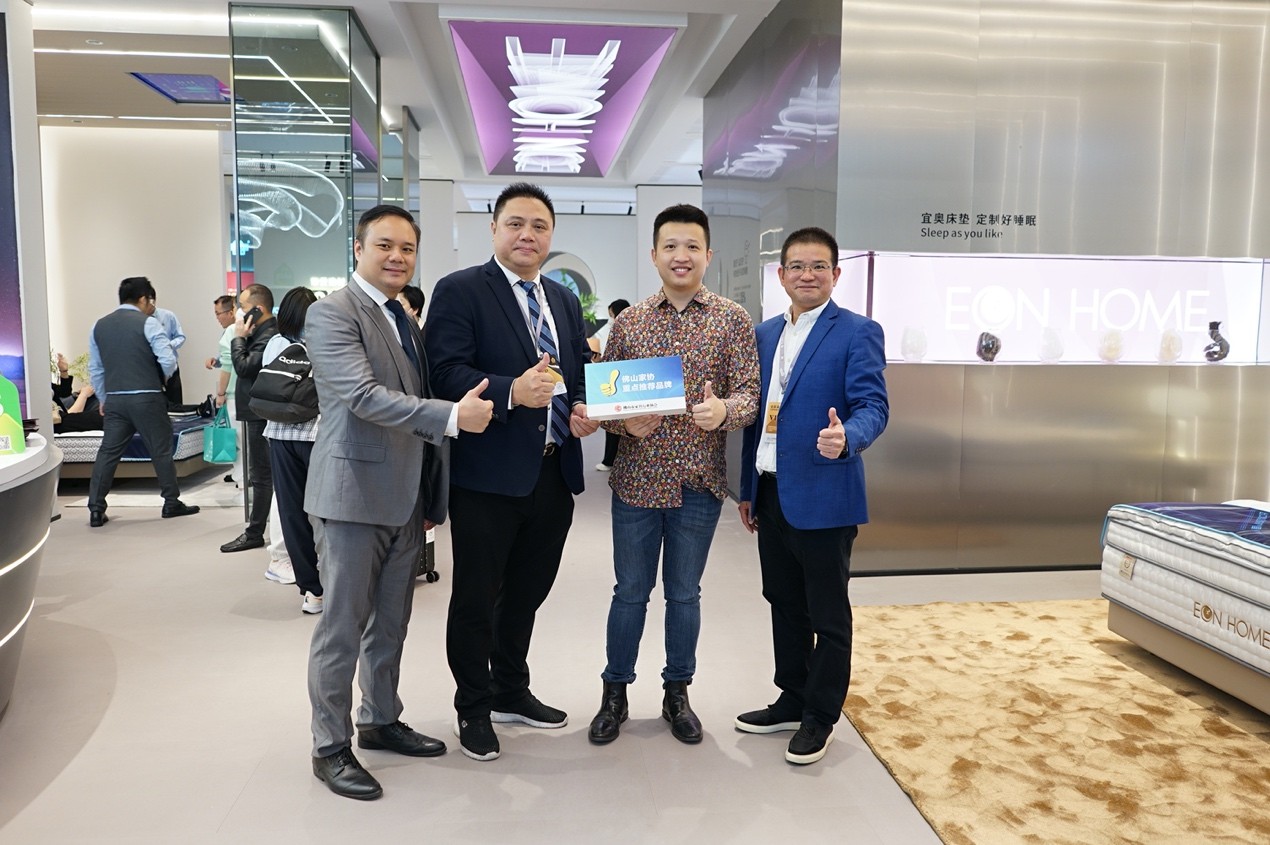 　　佛山市家具协会会长周振扬莅临宜奥东莞名家具展4A25展位