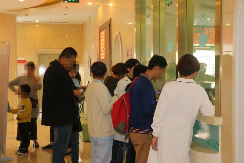 　　(图片说明：大家有秩序的排队缴费)