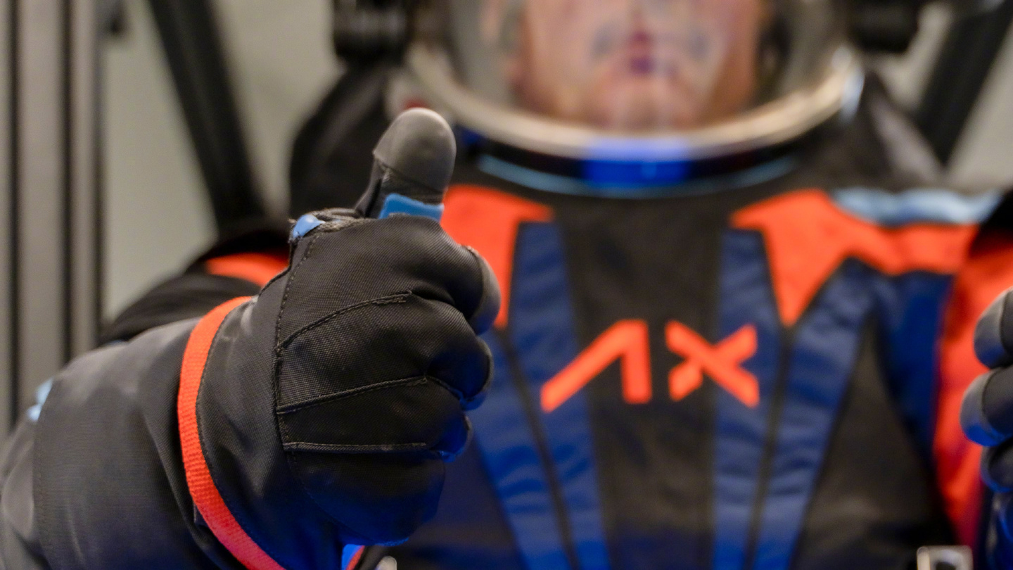 NASA 和 Axiom Space 展示阿尔忒弥斯 3 号月球宇航服原型|月球|NASA|宇航员_新浪科技_新浪网