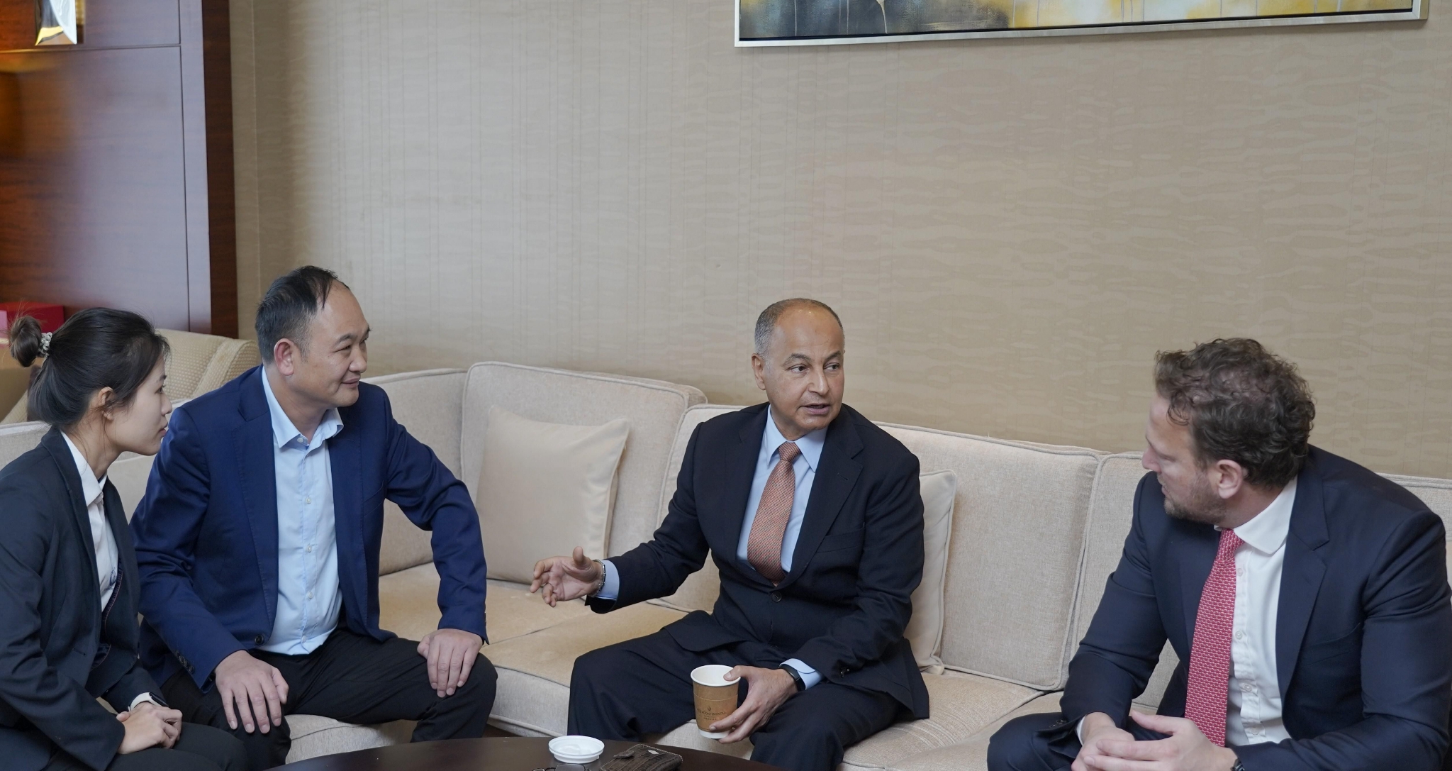 　　(侯赛因向Brent Novicki介绍纽恩泰)