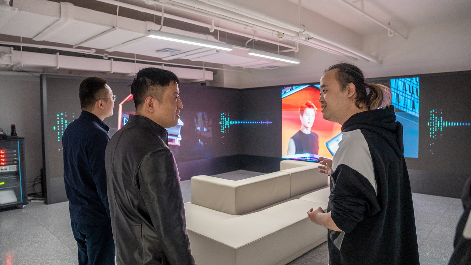 　　(燧石行总经理卞涛带成都电影集团副总经理柏翮、赖崇雷参观裸眼3D效果实验室)