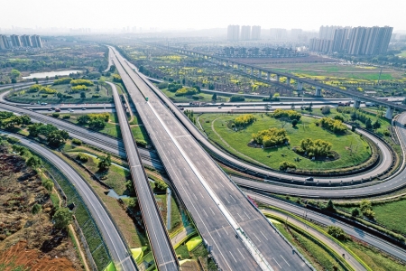 航拍提质后的成绵高速.四川省交通运输厅供图