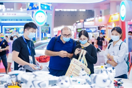 　　展商向买家介绍产品(资料图片)