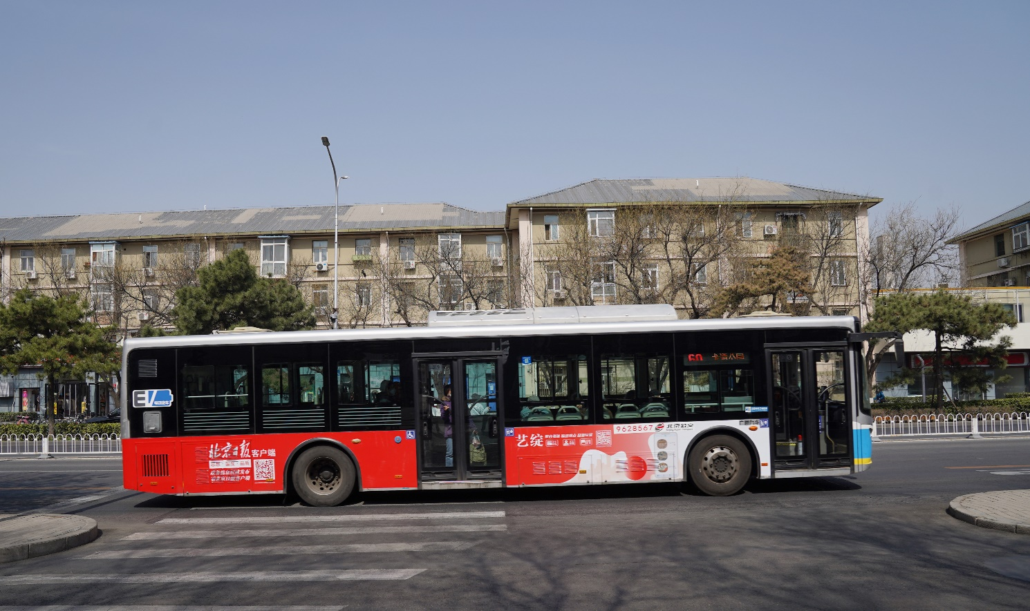 北京日报报业集团融媒体矩阵登上公交车!你看到了吗?