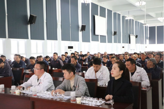 　　(糊涂集团制曲大师严腊梅主持白酒品评培训)