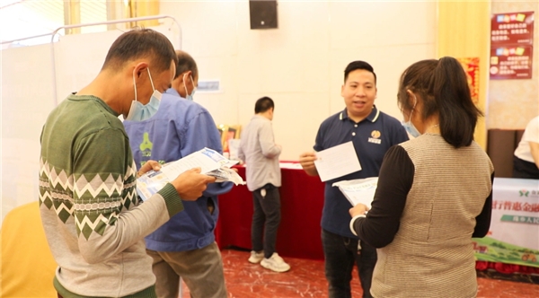 　　(莫青山给养殖户讲解技术交流会要点)