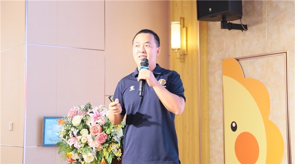 　　(袁军在对虾养殖交流会中讲解养虾难点)