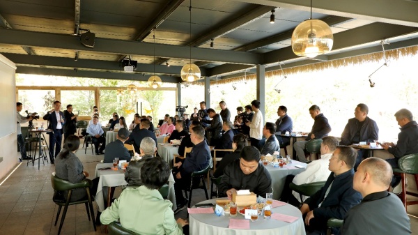 　　△八马茶业董事长王文礼在企业家沙龙上进行授课交流