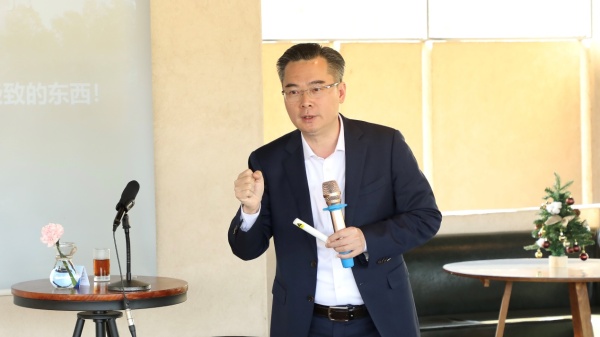 　　△八马茶业董事长王文礼在企业家沙龙上进行授课交流