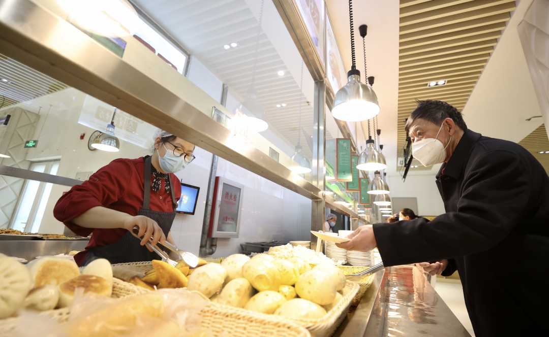 3月17日,廊坊市广阳区上善颐园小区社区食堂,老人正在点餐.