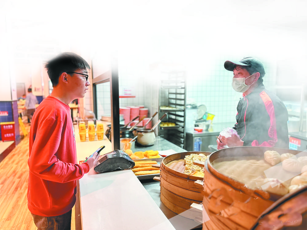 学生在购买早餐面点