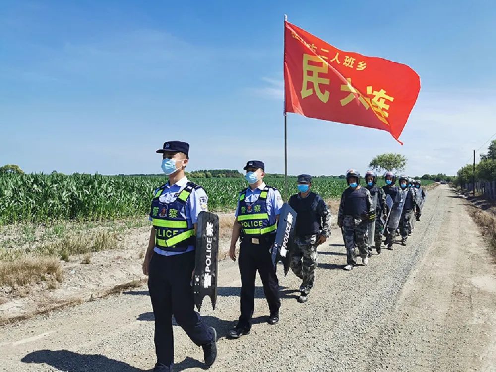 图为军警民联合执勤.刘金武 摄
