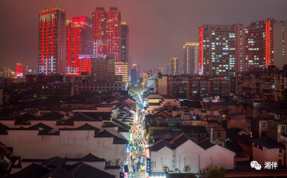 &nbsp;2月3日晚,长沙市天心区太平街人头攒动,热闹非凡.