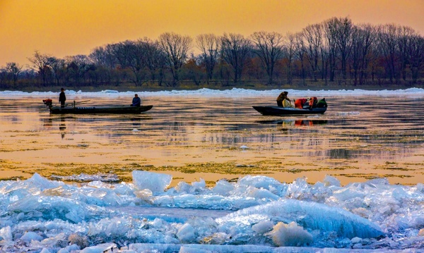 乌苏里江饶河段开江美景