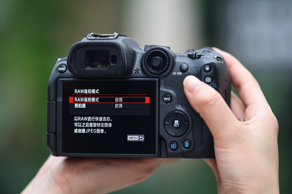 支持RAW连拍与预拍摄功能
