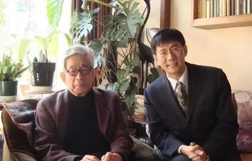 ↑2015年8月，许金龙（右）拜访大江健三郎 受访者供图  