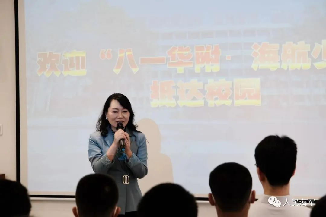 ▲广州市八一实验学校党委书记蔡练与学生们交流