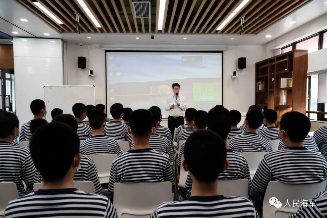 ▲华南师范大学附属中学校长姚训琪寄语同学们要追逐梦想