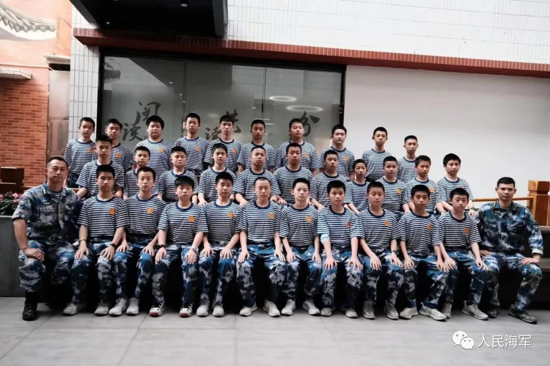 ▲学生们与海航班教官合影