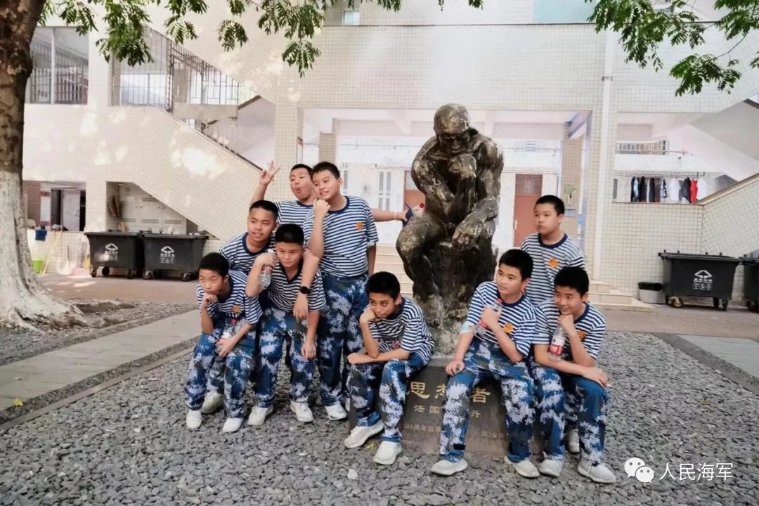 ▲学生们在图书馆雕塑前合影