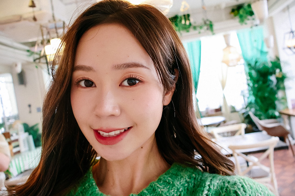 EOS R50非常适合自拍以及vlog拍摄