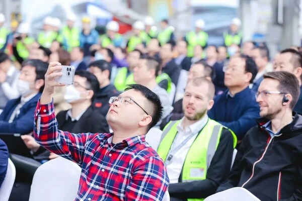 　　一段高燃的视频引起现场观众频频举起手机