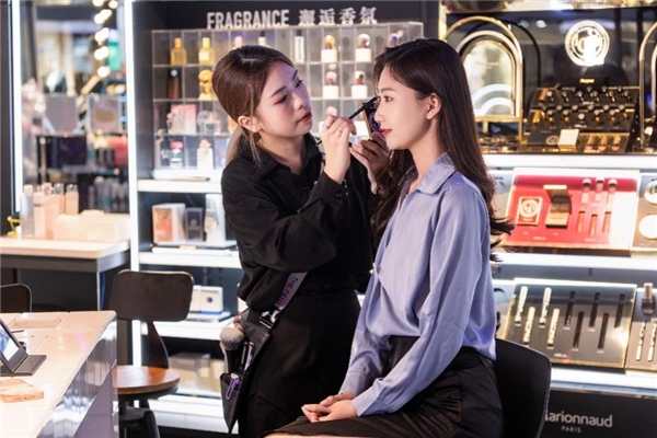 　　图注:屈臣氏BA提供化妆服务