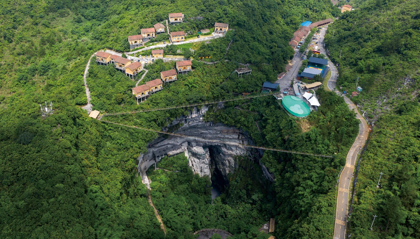 　　广西罗城“棉花天坑”景区