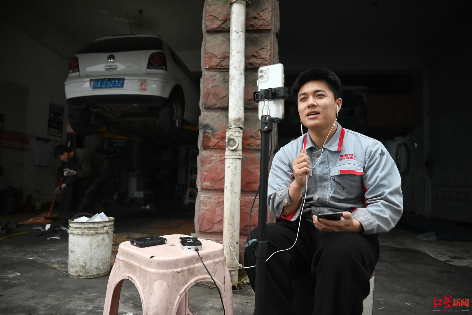 李翼闲暇时,坐在修车店门口直播唱歌