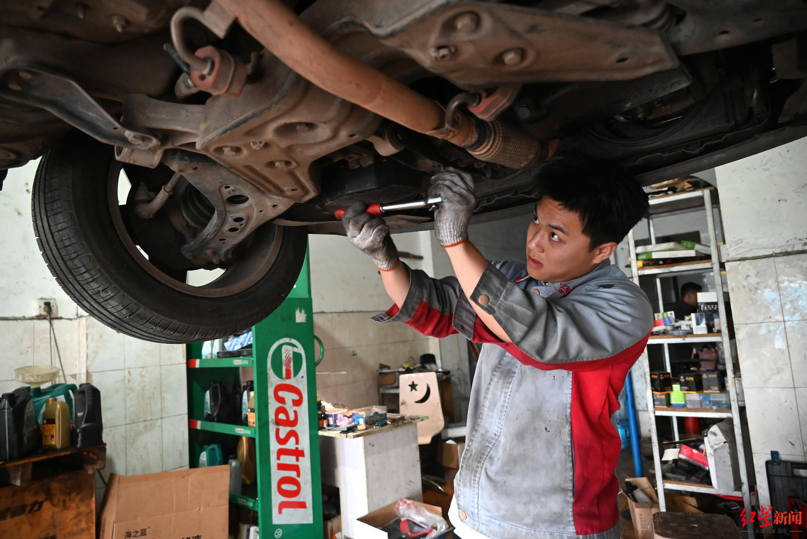 李翼正在修车