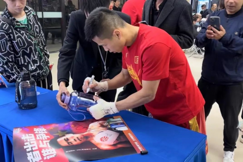 　　赛后发布会上，吕斌在哈尔斯春夏新款水杯上留下了亲笔签名