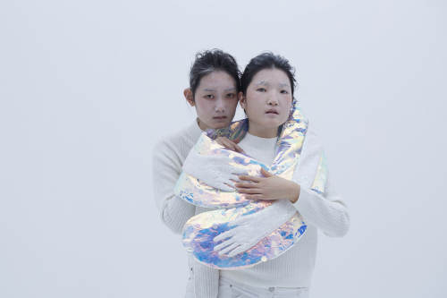 　　(图为设计师张天璐获奖作品《拥抱》)