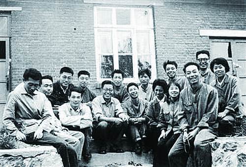 上世纪70年代，张存浩（后排右二）和化学激光团队部分同事。