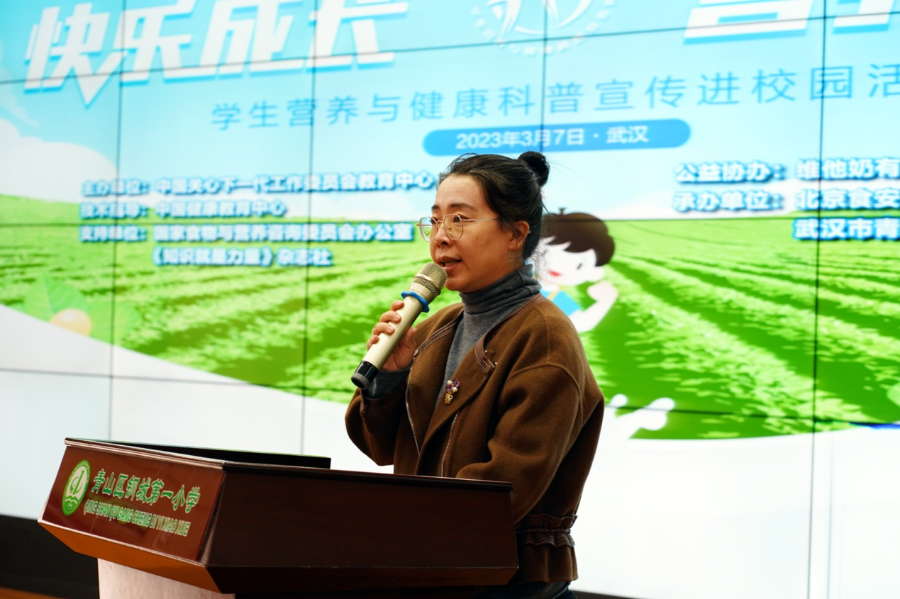 　　(配图：主办方代表致辞)