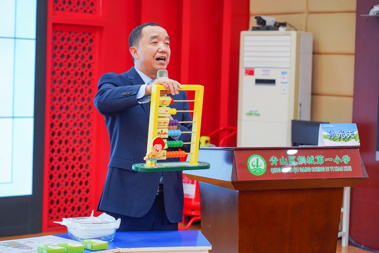 　　(配图：观摩专家讲解展板知识&讲座)