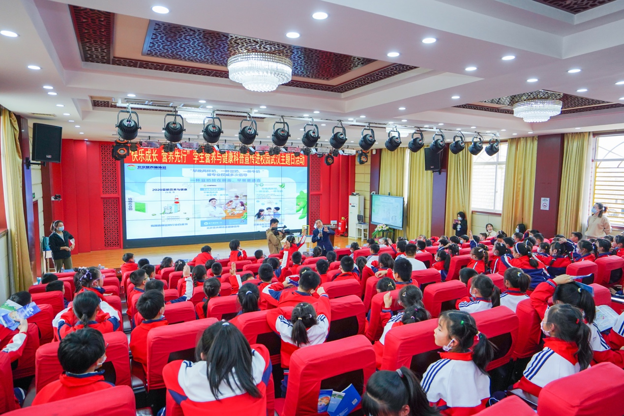 　　(配图：开展科普教育中的精彩瞬间)