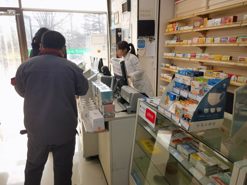消费者正在达慧堂药房内购买药品.