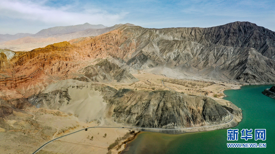 飞阅中国黄河谷地丹霞如虹